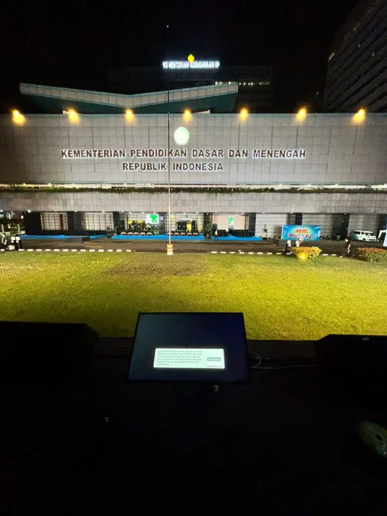 Sewa TV Kramat Jati untuk acara kantor dan sekolah ā TV LED 32 hingga 75 inch dari erentals.id