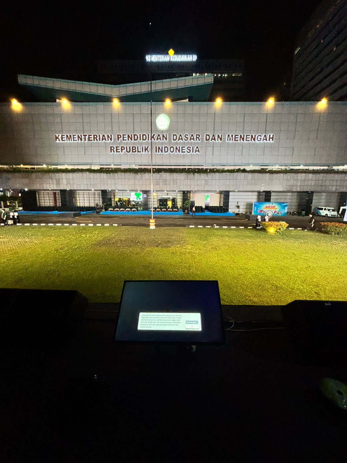 Sewa TV Kramat Jati untuk acara kantor dan sekolah – TV LED 32 hingga 75 inch dari erentals.id