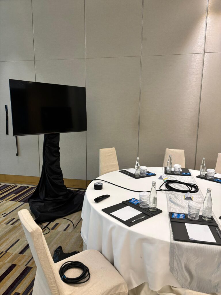 Layanan sewa TV Kramat Jati untuk seminar dan presentasi kantor – erentals.id siap antar-pasang